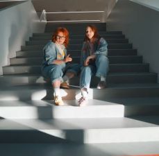 Milzīgs PALDIES visiem, kas pieteicās dalībai šī gada Čē Čē Čempionātā! 
 
Jūsu iesūtītie Mājasdarbi tiešām pārsteidza – bija aizraujoši redzēt, kā jūs iztēlojaties savu ideālo klases vakaru. Tik daudz radošu un foršu ideju! Atklāti sakot, mēs ar prieku pievienotos jebkuram no tiem. Jūs esat lieli malači! 
 
Un nu – brīdis, ko visi gaidīja... PUSFINĀLS! 
Dodies uz cempis.lv un noskaidro, vai tava klase ir starp tiem, kas turpina Čempja piedzīvojumu!

#Čempis2026